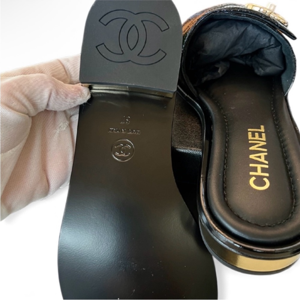 🆕💗CHANEL Black Quilted Patent Slide On Flats Sandals Mules CC Turn Lock GHW 37EU - Picture 12 of 16